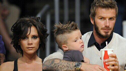 Victoria und David Beckham mit ihrem Sohn Cruz bei einem Basketball-Spiel. Victoria und David Beckham mit ihrem Sohn Cruz bei einem Basketball-Spiel.