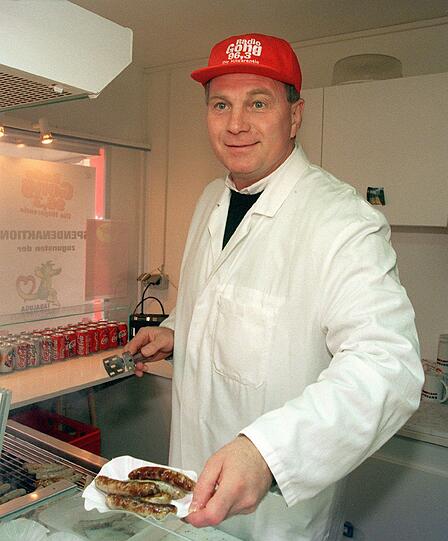 Ein Jahr später sollte es nach Genesung wieder bergauf gehen: Parallel zu seinem immer erfolgreicheren Engagement bei den
Bayern gründete Hoeneß in Nürnberg mit den &bdquo;HoWe Wurstwaren&ldquo; seine
eigene Fabrik.