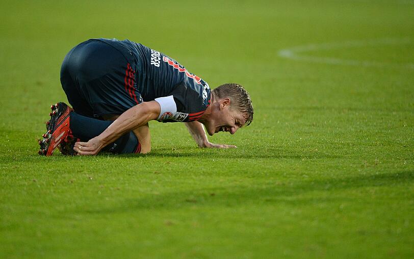 Bastian Schweinsteiger mit schmerzverzerrtem Gesicht: Der Bayern-Star wurde beim 1:1 gegen Freiburg ausgewchselt. Die Bilder.