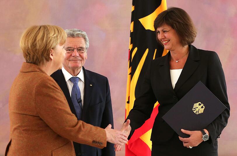 Händedruck von der Bundeskanzlerin: Ilse Aigner (CSU) zieht es zurück in die Landespolitik.