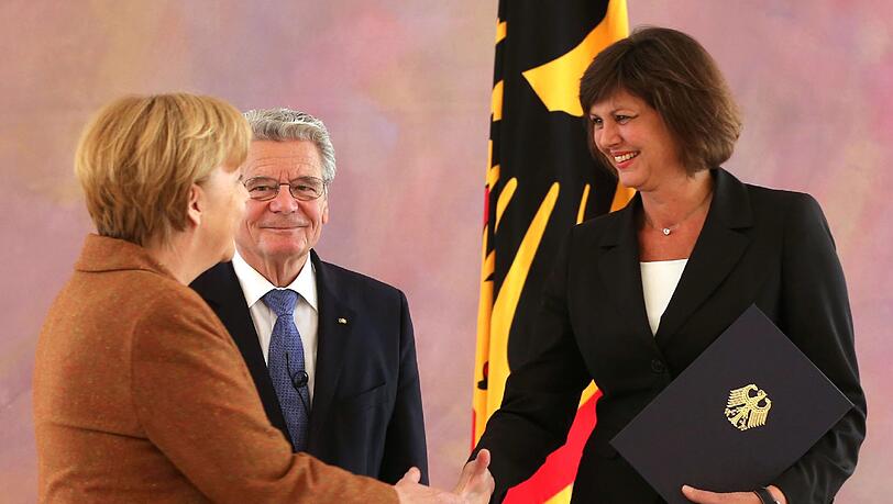 Händedruck von der Bundeskanzlerin: Ilse Aigner (CSU) zieht es zurück in die Landespolitik. Händedruck von der Bundeskanzlerin: Ilse Aigner (CSU) zieht es zurück in die Landespolitik.