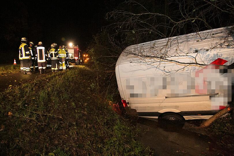 Abflug in den Bach: Nach einem Ausweichmanöver landete der Fahrer eines VW-Transporters im Bach.