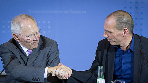 Die EU-Finanzminister haben den griechischen Reformvorschlag am Dienstag durchgewunken. Jetzt gilt es für Wolfgang Schäuble (l.), Überzeugungsarbeit in der Koalition zu leisten.