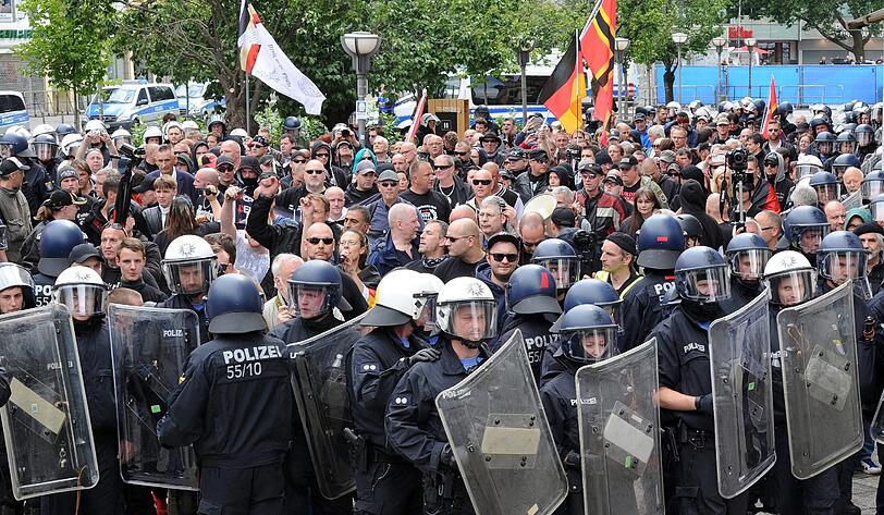 Rechtsextreme und Hooligans ziehen begleitet von Polizeieinheiten durch die Innenstadt von Frankfurt am Main. Unter dem Namen «Widerstand Ost/West» hat ein neuer Zusammenschluss von Nationalisten, Islamgegnern und Hooligans zu einer bundesweiten Kundgebung in Frankfurt aufgerufen.