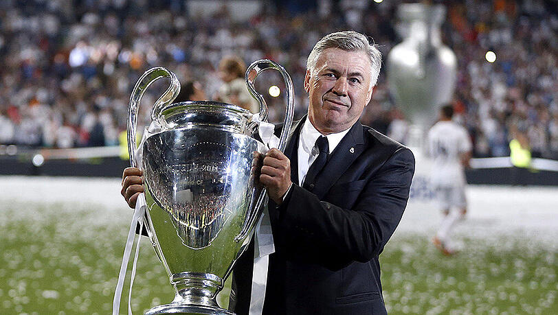 Carlo Ancelotti im Mai 2014 mit dem Champions-League-Pokal. Carlo Ancelotti im Mai 2014 mit dem Champions-League-Pokal.