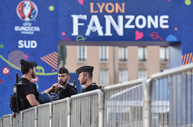 TOPS - Sicherheit: Die Angst vor Terroranschlägen trieb vor dem Turnier die Sicherheitsbehörden um. In Zusammenarbeit mit der UEFA haben sie das Turnier aber bisher zu einer sehr sicheren Veranstaltung gemacht. Das hohe Polizeiaufkommen an öffentlichen Plätzen sowie aufwendige Kontrollen an Stadien und Fanzonen scheinen sich ausgezahlt zu haben. Besondere Vorfälle habe es laut UEFA nicht gegeben. Das Risikoniveau bleibt bis zum Ende des Turniers hoch.