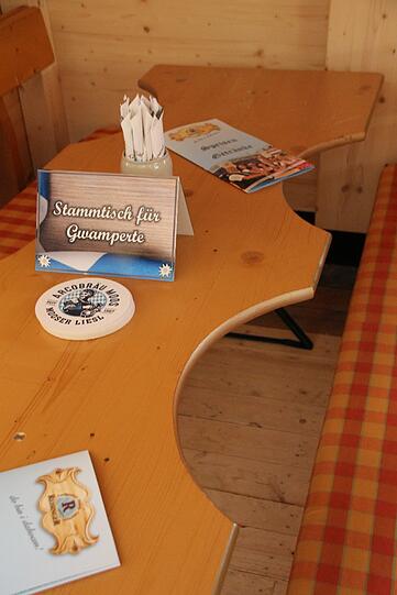 Neuheit in Straubing: Der "Stammtisch für Gwamperte" im Festzelt Reisinger.