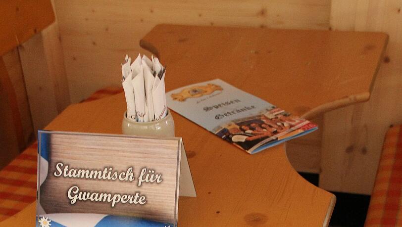 Neuheit in Straubing: Der "Stammtisch für Gwamperte" im Festzelt Reisinger. Neuheit in Straubing: Der "Stammtisch für Gwamperte" im Festzelt Reisinger.