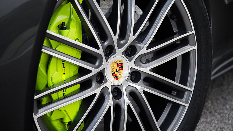 Der Panamera Turbo S E-Hybrid ist serienmäßig mit kräftigen Keramik-Bremsen ausgestattet.