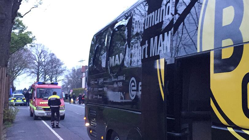 Der BVB-Bus wurde nach Vereinsangaben an zwei Stellen beschädigt. Auf Bildern war zu erkennen, dass die hinterste Scheibe auf der rechten Seite zersplittert war.