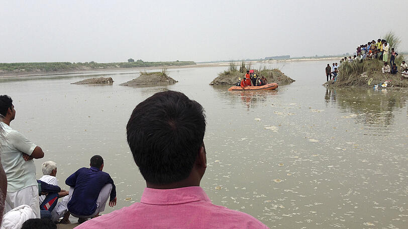 Dorfbewohner haben sich nach einem Bootsunfall in Baghpat am Yamuna-Fluss knapp 50 Kilometer nördlich der Hauptstadt Neu Delhi versammelt.