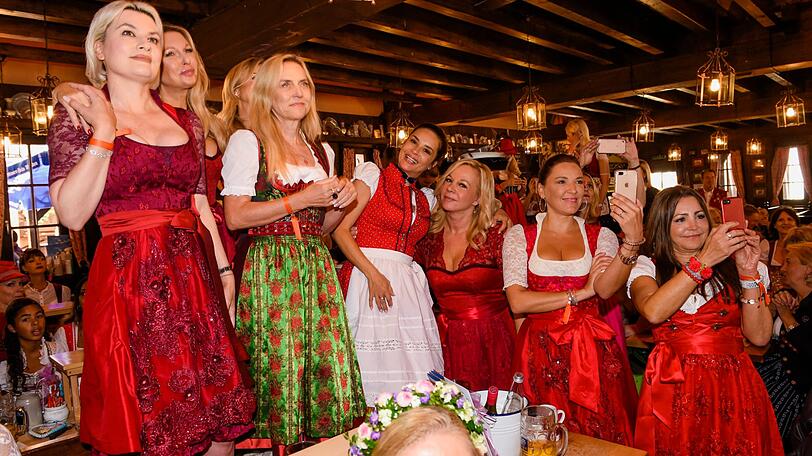 Die VIP-Ladies in Rot auf der Red Damen Wiesn sammeln Geld für den guten Zweck.