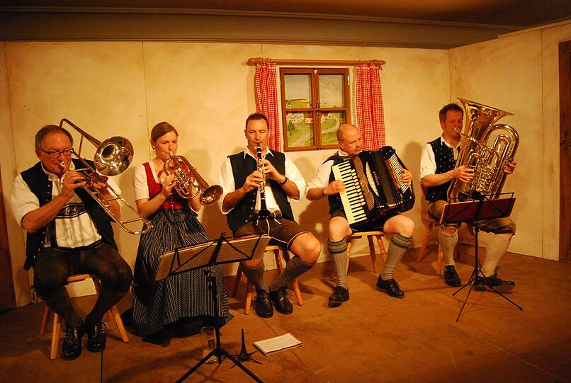Die Altbairischen Musikanten spielen auf.
