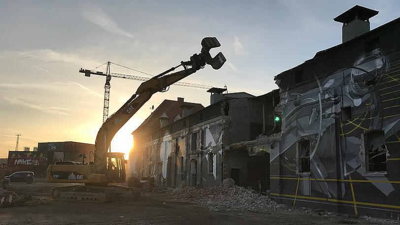 Mittwochfrüh haben Unbekannte einen Brandanschlag auf den Bahnwärter Thiel verübt. Im Januar haben auf dem Gelände die Abrissarbeiten begonnen.