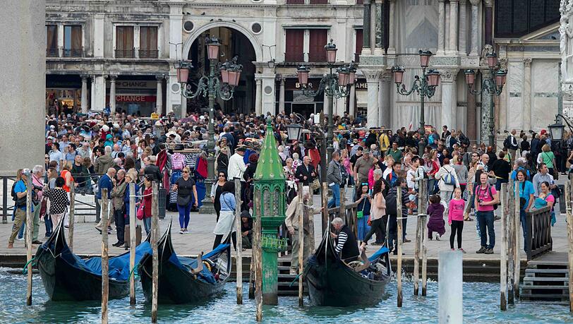 Seit Jahren schaut es in Venedig so aus: überall Touristen. Seit Jahren schaut es in Venedig so aus: überall Touristen.
