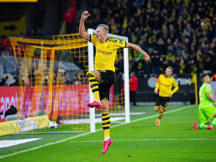 Dortmunds Erling Haaland springt nach seinem Treffer zum 5:0 beim Torjubel in die Luft.
