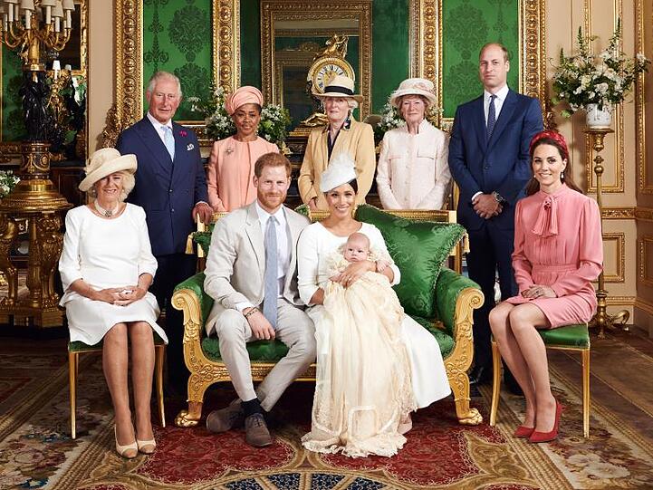 Herzogin Camilla (l-r), Prinz Charles, Doria Ragland, Prinz Harry, Lady Jane Fellows, Herzogin Meghan mit Archie Harrison Mountbatten-Windsor im Arm, Lady Sarah McCorquodale, Prinz William und Herzogin Kate.