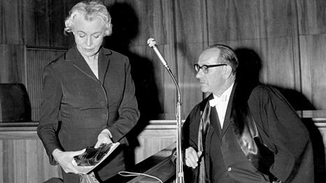 Vera Br&uuml;hne mit ihrem Verteidiger Franz Moser im Gerichtssaal in M&uuml;nchen. Der Prozess dauerte f&uuml;nf Wochen, es sagten 113 Zeugen aus.