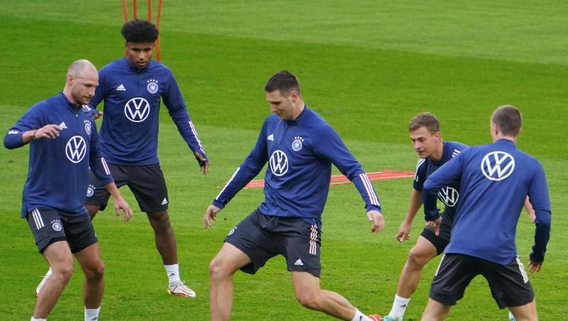Der ehemalige Nationalspieler Höwedes (l-r) spielt mit Adeyemi, Süle, Kimmich und Klostermann.