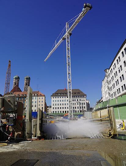 Bevor die Lastwagen die Baustelle verlassen, müssen sie durch die Reifenwaschanlage, damit der Dreck nicht auf den Straßen verteilt wird.