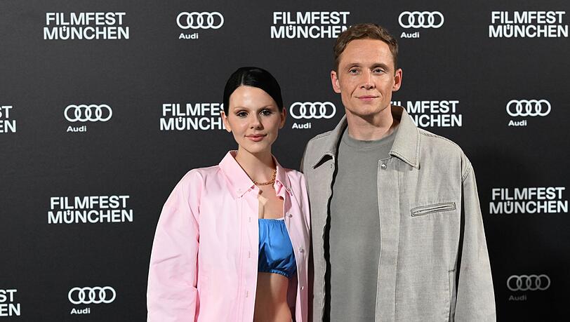Matthias Schweighöfer und Ruby O. Fee vertreiben sich gern auch mal die Zeit zu Hause. (Archivfoto)