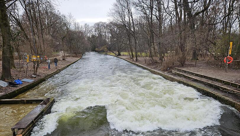 Eisbachwelle: Gerade war sie noch gestanden und schon ist sie wieder weg.