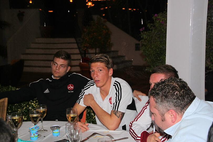 Alexander Esswein (v.l.), Mike Frantz und Markus Mendler redeten intensiv mit den Fans an ihrem Tisch.