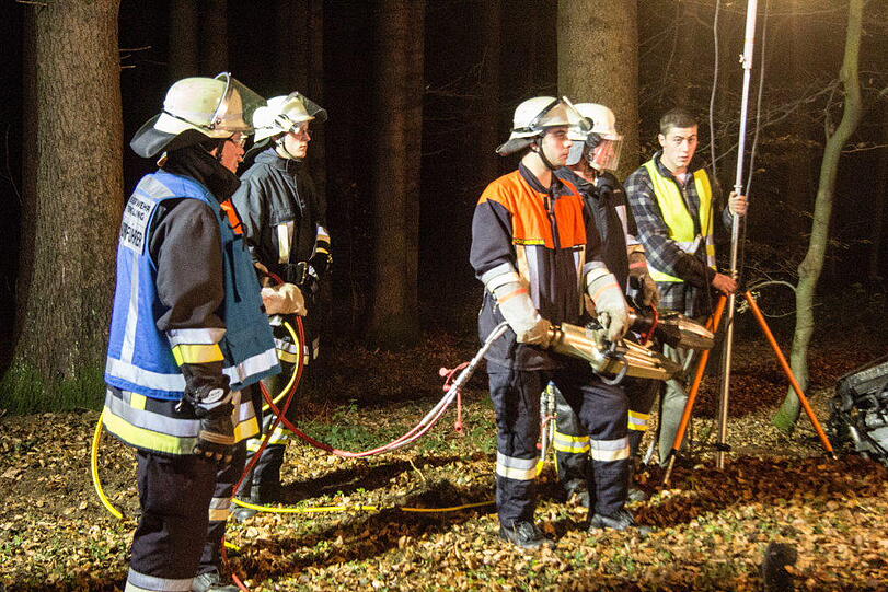 Eine Fahranfängerin verunglückte am Mittwochabend mit einer Beifahrerin im Waldstück bei Pallin, weil das Heck ausbrach. Beide wurden schwer verletzt. Das Auto wurde komplett beschädigt.