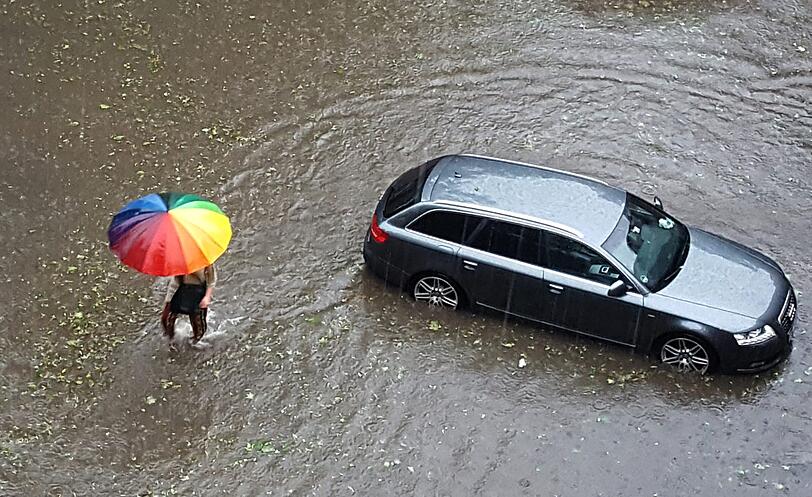Auf strahlenden Sonnenschein folgten am Dienstag in weiten Teilen Deutschlands heftige Gewitter, welche Straßen überschwemmten und Dächer zum Einsturz brachten - die Bilder.