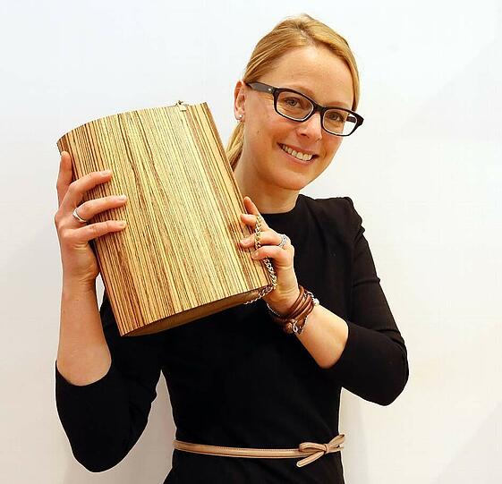 Handtaschen aus Holz: Eigentlich bauen Schreiner aus dem tropischen Zebrano-Holz massive Tische. Beim italienischen Label Embawo gibt&rsquo;s schnieke Täschchen aus dem feinen Holz ab 320 Euro. Größere Handtaschen mit ordentlich Holz verbaut und Leder gibt&rsquo;s auch in Oliven- und Nussbaum.