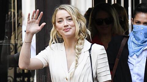 Schauspielerin Amber Heard (l) vor dem High Court in London.