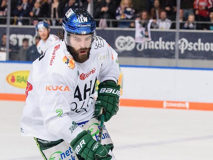 Brady Lamb von Augsburg spielt den Puck. Foto: Matthias Balk/dpa/Archiv