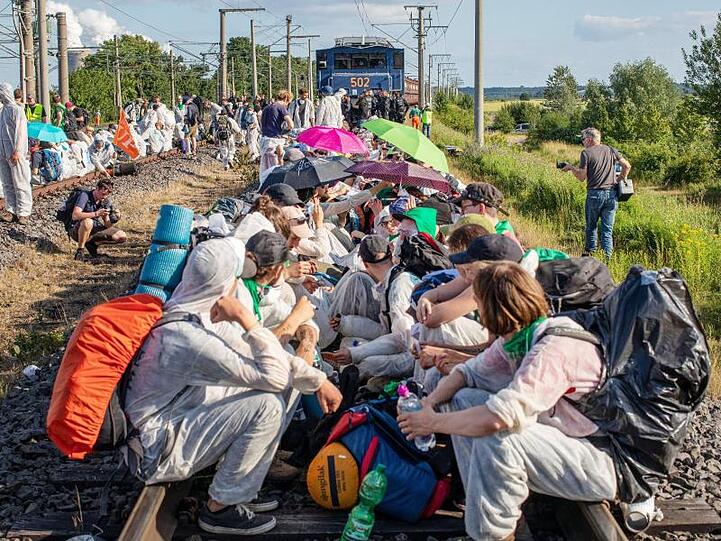 Blockade einer Kohle-Transportbahn im Abbaugebiet Garzweiler am Freitag.