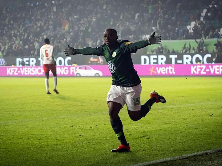 Wolfsburgs Jerome Roussillon bejubelt sein Tor zum 1:0 gegen RB Leipzig.