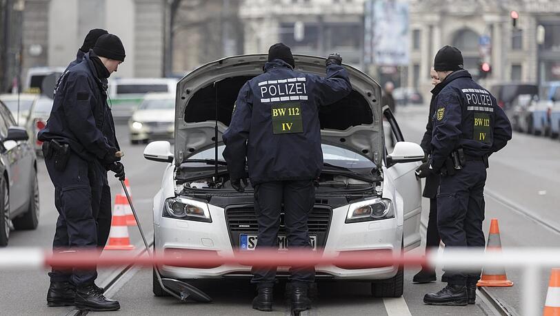 Hochsicherheitszone rund um den Bayerischen Hof. Polizisten werden auch heuer wieder Passanten und Fahrzeuge kontrollieren. Hochsicherheitszone rund um den Bayerischen Hof. Polizisten werden auch heuer wieder Passanten und Fahrzeuge kontrollieren.
