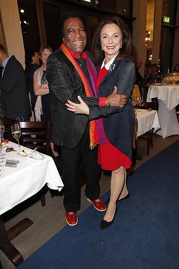Herzlich: Roberto Blanco und Uschi Dämmrich von Luttitz.