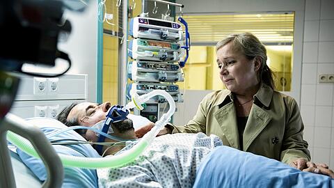 "Tatort: Limbus": Silke Haller (Christine Urspruch, r.) bei Prof. Karl-Friedrich Boerne (Jan Josef Liefers) auf der Intensivstation.