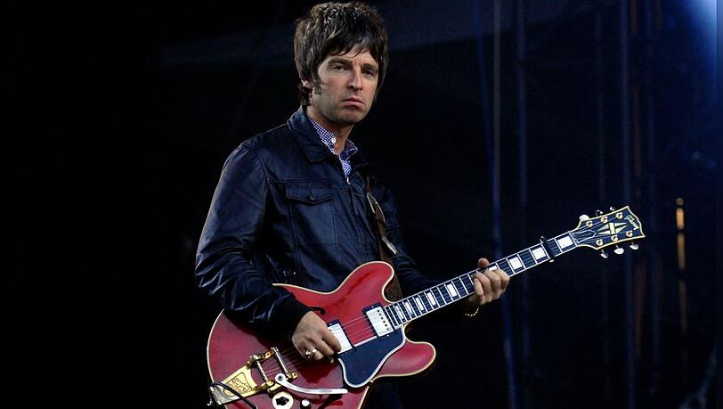 Noel Gallagher 2009 auf der Bühne im Murrayfield-Stadion in Edinburgh. Dieses Wochenende kehrt er gemeinsam mit Bruder Liam zurück in die schottische Stadt.