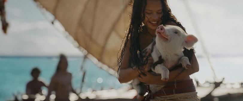 Catherine Laga'aia als Vaiana und Pua das Schwein.