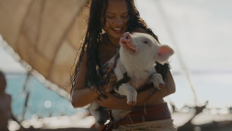 Catherine Laga'aia als Vaiana und Pua das Schwein.