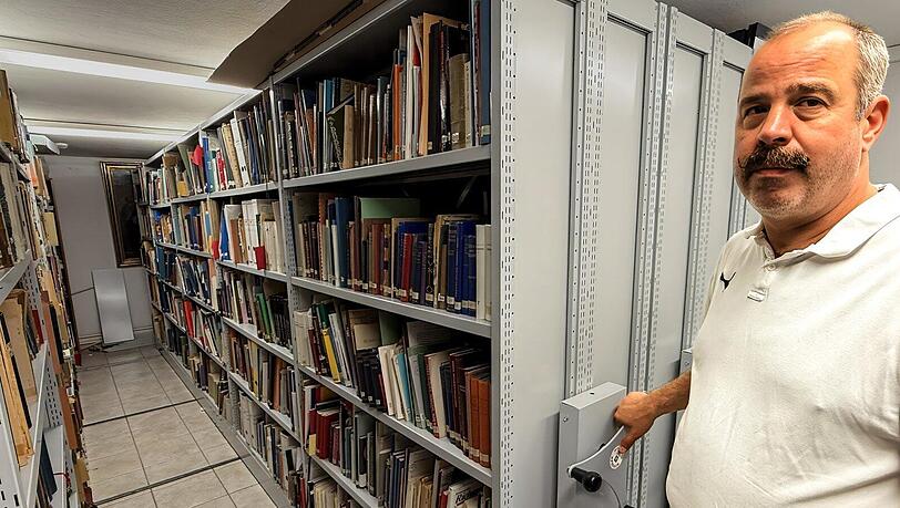 Direktor Thad Peterson zeigt einen Ausschnitt der rund 19.000 B&auml;nde des Archivs des Freimaurer-Museums.