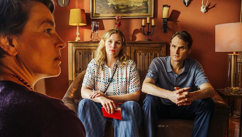 "Tatort: Gottesgarten": Kriminalhauptkommissar Felix Voss (Fabian Hinrichs) und seine neue Kollegin Emilia "Emmy" Rathgeber (Rosalie Thomass) befragen Menschen im Heimatdorf des Toten. "Tatort: Gottesgarten": Kriminalhauptkommissar Felix Voss (Fabian Hinrichs) und seine neue Kollegin Emilia "Emmy" Rathgeber (Rosalie Thomass) befragen Menschen im Heimatdorf des Toten.