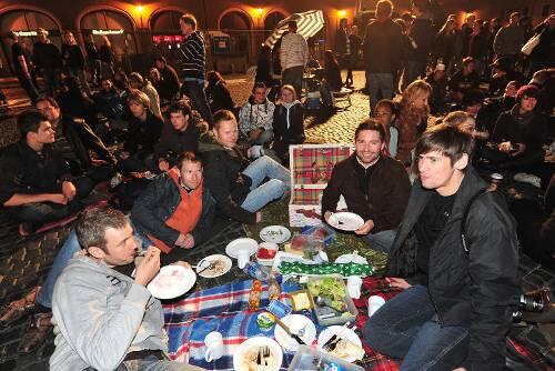 Gemütliches Sit-in: Mit einem Nacht-Picknick demonstrierten in Augsburg rund 600 Menschen gegen die &bdquo;Anti-Kebab-Verordnung&ldquo;.