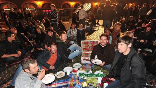Gemütliches Sit-in: Mit einem Nacht-Picknick demonstrierten in Augsburg rund 600 Menschen gegen die „Anti-Kebab-Verordnung“. Gemütliches Sit-in: Mit einem Nacht-Picknick demonstrierten in Augsburg rund 600 Menschen gegen die „Anti-Kebab-Verordnung“.