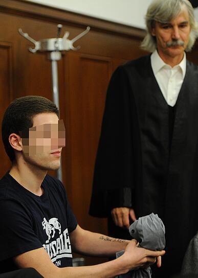 Prozessauftakt in Nürnberg: Die Verteidigung hält den Totschlagsvorwurf für übertrieben, zumal aus ihrer Sicht nicht bewiesen ist, dass ihr Mandant zugestochen hat.