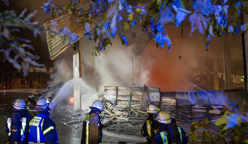 Großbrand in einem Sägewerk in Krumbach. Die Bilder vom Feuerwehreinsatz.