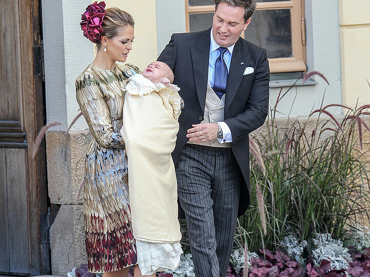 Nach der Taufe verlassen die Eltern, Prinzessin Madeleine und Chris O'Neill mit Baby Nicolas die Kirche