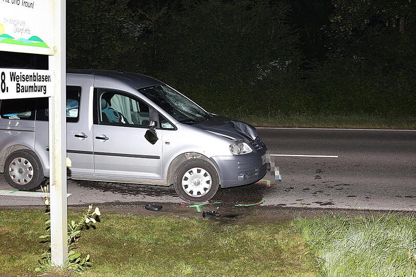 Tragischer Zusammenstoß in Altenmarkt: Ein VW Caddy erwischt am frühen Samstagmorgen einen Fußgänger frontal.