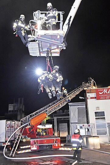 Um das Feuer zu löschen, muss die Feuerwehr das Dach der Schlachthof-Halle mit einer Spezialsäge  aufschneiden.