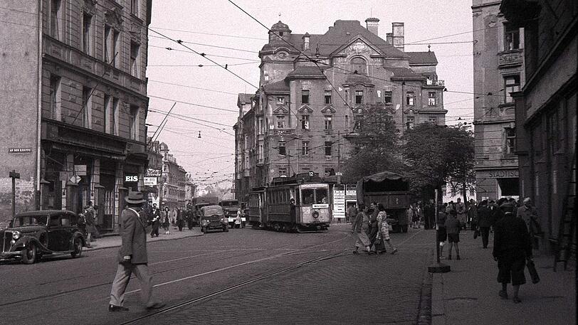 Schon damals wuselig mit Autos, Trambahnen, Passanten: Der Max-Weber-Platz.